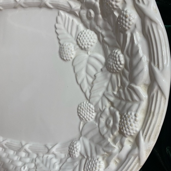 Large 20”x 14” White Stoneware Fruit Basket Serving Plater - Picture 9 of 16